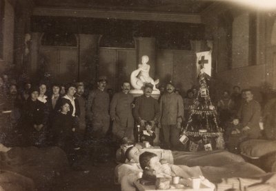 Álbum da Primeira Guerra Mundial em Friuli-Venezia Giulia: retrato de grupo no dia de Natal na Villa Brazzà, lar do 17º Hospital de guerra em Soleschiano Manzano, 25/12/1915 (foto a p/b) de Bourbon Del Monte