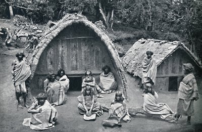 Uma casa de Toda em uma aldeia nativa de Mand, Índia, 1902 de Bourne and Shepherd
