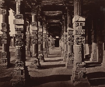 Interior da Colunata de Pilares Hindus no Kootub de Bourne and Shepherd