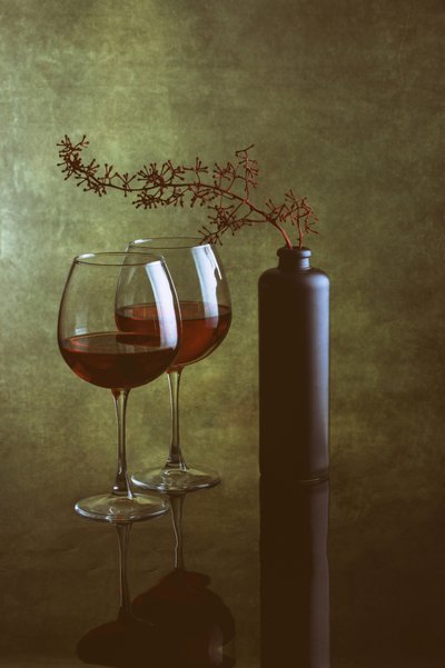 Elegante natureza-morta com vinho de Brig Barkow