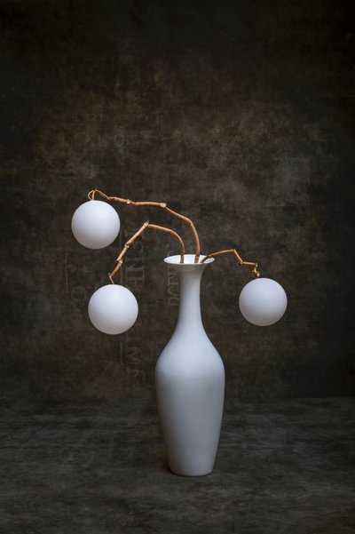 Exposição minimalista de vaso de Brig Barkow