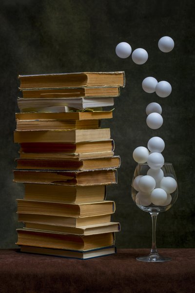 Livros antigos e esferas flutuantes de Brig Barkow