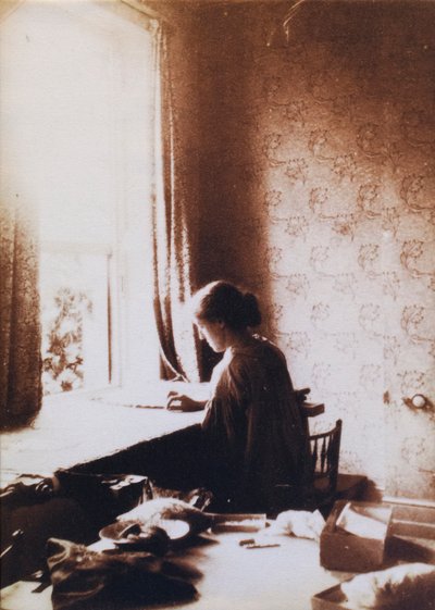 Maio Morris no trabalho, início da década de 1890 (foto a p/b) de British Photographer
