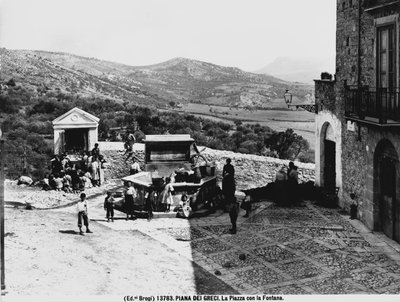 Piana dei Greci. A praça com a fonte. (foto a p/b) de Brogi Brogi