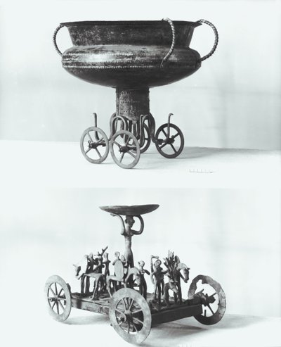 Duas carroças votivas para coletar a água da chuva: Copa superior apoiada em quatro rodas do túmulo de Peccatel, Mecklembourg, Alemanha. Divindade feminina de baixo de pé sob um prato cercado por guerras de Bronze Age