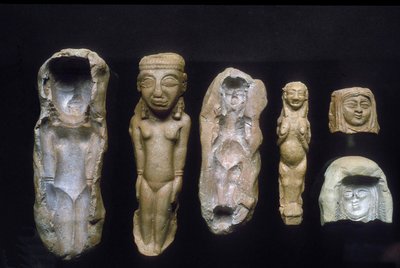 Estatuetas de deusas da fertilidade e os moldes de onde foram lançados, séculos VIII a VII aC (argila) de Bronze Age
