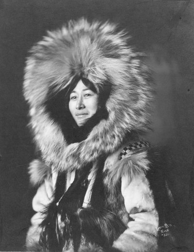 Mulher esquimó posando, c.1915 (foto p/b) de Brothers Lomen