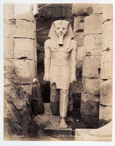 Uma estátua de Ramsés em Luxor - fotografia dos irmãos Zangali, finais do século XIX de Brothers Zangaki
