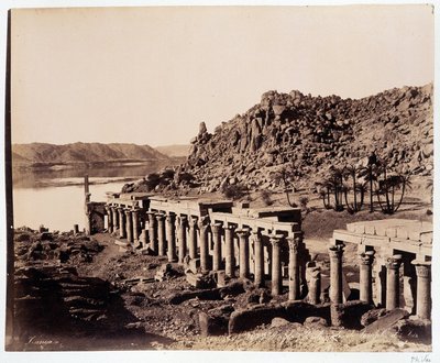 Ruínas do templo de Ísis no Egipto - fotografia dos irmãos Zangali, finais do século XIX de Brothers Zangaki