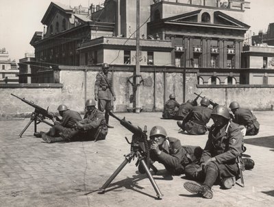 Monoeuvres de defesa antiaérea em Roma durante a Segunda Guerra Mundial. (foto a p/b) de Bruni Bruni