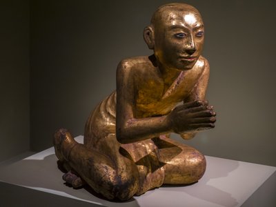 Monk se ajoelha em oração. Birmânia de Burmese School