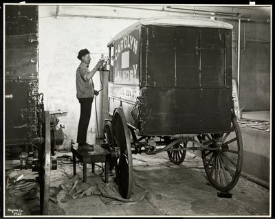 Um, homem, spraypainting, um, entrega, vagão, de, a, carilyn, lavanderia, em, 111, leste, 128th, rua, leste, harlem, nova iorque, 1929, (silver, gelatin, imprime) de Byron Company