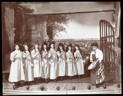 Uma cena de uma produção amadora de uma peça intitulada Angelina, A herdeira órfão apresentada no Barnard College, em Nova York (impressão em gelatina de prata) de Byron Company