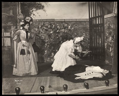 Uma cena de uma produção amadora de uma peça intitulada Angelina, A herdeira órfão apresentada no Barnard College, em Nova York (impressão em gelatina de prata) de Byron Company