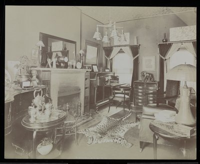 Uma sala de estar na casa do dramaturgo Henry Martyn Blossom, em 23 East 30th Street, Nova York, 1908 (impressão em gelatina de prata) de Byron Company