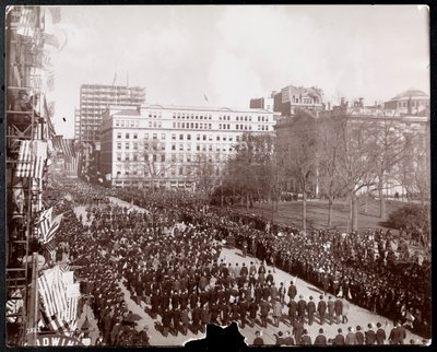 Vista aérea, de, homens, marchando, em, a, republicano, padrão ouro, parada, ligado, broadway, em, prefeitura, estacione, nova iorque, 1898, (silver, gelatin, print) de Byron Company