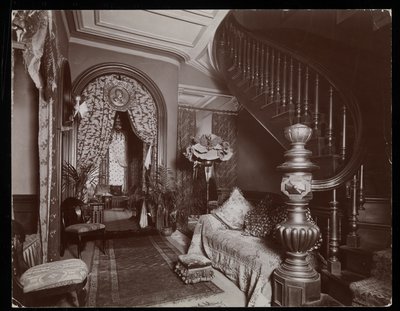 Uma sala de estar ornamentada na residência de Blakely Hall, na 11 West 45th Street, Nova York, 1896-98 (impressão de gelatina prateada) de Byron Company