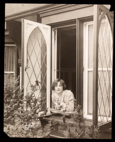 Anne Murdock em casa, c.1915 (impressão de gelatina de prata) de Byron Company
