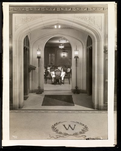 Arco que leva à sala de jantar do Hotel Woodward, Broadway e 55th Street, Nova York, 1920 (impressão em gelatina de prata) de Byron Company