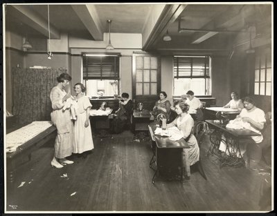 Jovens mulheres cegas e uma professora costurando em uma sala de aula na Associação para Cegos de Nova York, 111 East 59th Street, Nova York, 1921 (impressão em gelatina de prata) de Byron Company