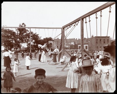 Crianças balançando no Hudson Bank Gymnasium and Playground, 53rd Street e 11th Avenue, Nova York, 1898 (impressão em gelatina de prata) de Byron Company