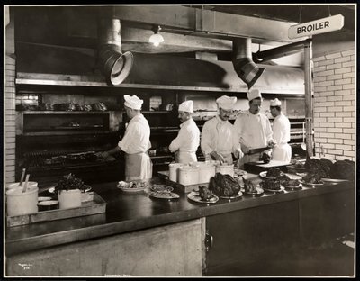Cozinheiros na grelha na cozinha do Hotel Commodore, 1919 (impressão em gelatina de prata) de Byron Company
