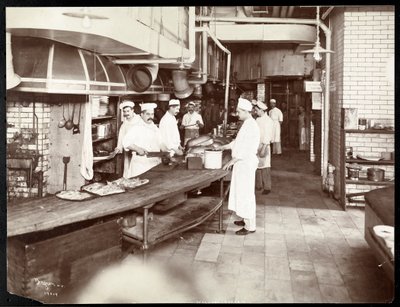 Cozinheiros trabalhando na cozinha do Waldorf Astoria Hotel na 34th Street e na 5th Avenue, Nova York, 1903 ou 1904 (impressão em gelatina prateada) de Byron Company