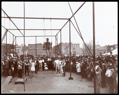 Multidão assistindo um ginasta no Hudson Bank Gymnasium e Playground, 53rd Street e 11th Avenue, Nova York, 1898 (impressão de gelatina de prata) de Byron Company