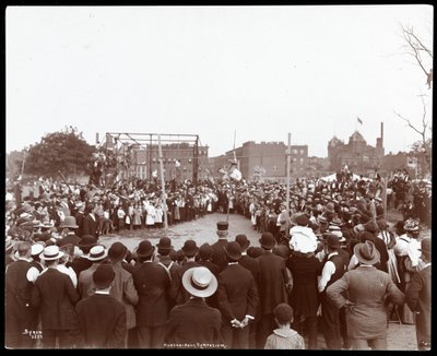 Multidão assistindo um polebraulter no Hudson Bank Gymnasium e Playground, 53rd Street e 11th Avenue, Nova York, 1898 (impressão de gelatina de prata) de Byron Company
