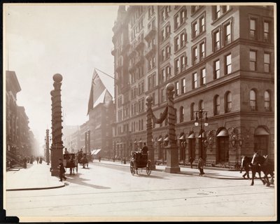 Decorações para o desfile de Dewey no Waldorf Astoria Hotel, 33rd Street e 5th Avenue, Nova York, 1899 (impressão em gelatina de prata) de Byron Company