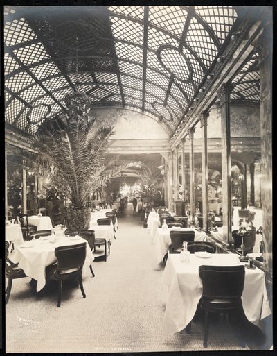 Sala de jantar no Hotel Imperial, 1904 (impressão em gelatina de prata) de Byron Company