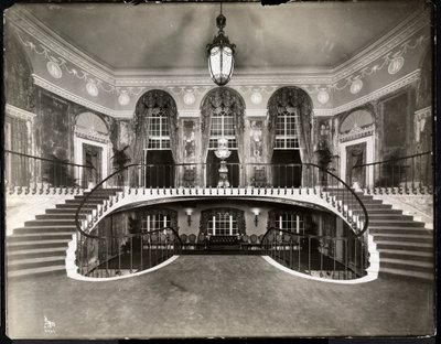 Escadaria dupla no Ritz-Carlton Hotel, 1913 (impressão em gelatina de prata) de Byron Company