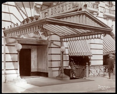 Entrada do Hotel Broztell, 3 East 27th Street, Nova York, 1906 (impressão em gelatina de prata) de Byron Company