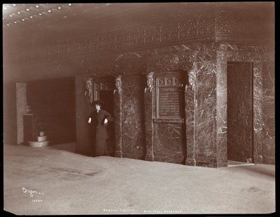 Ethel Barrymore no lobby do Teatro Hudson em Nova York, 1903 (impressão em gelatina de prata) de Byron Company