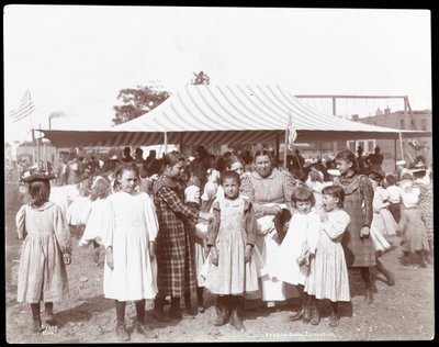 Grupo de meninas e uma mulher no Hudson Bank Gymnasium e Playground, 53rd Street e 11th Avenue, Nova York, 1898 (impressão em gelatina de prata) de Byron Company