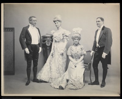 Grupo retrato de Sydney Dillon Ripley com três outros no James Hazen Hyde Ball, Nova Iorque, 31 de janeiro de 1905 (impressão de gelatina de prata) de Byron Company