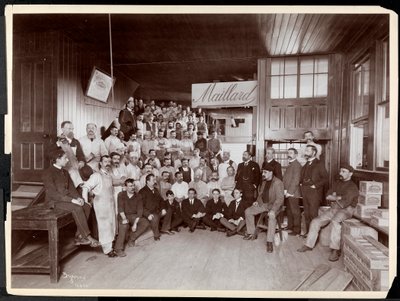 Retrato de grupo de empregados do sexo masculino, presumivelmente com o Sr. Maillard, na Maillard&39;s Chocolate Manufacturers, 116-118 West 25th Street, Nova York, 1902 (impressão em gelatina de prata) de Byron Company