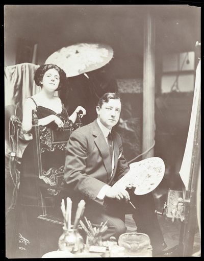 Harrison Fisher and Model, 1908-9 (impressão de gelatina de prata) de Byron Company