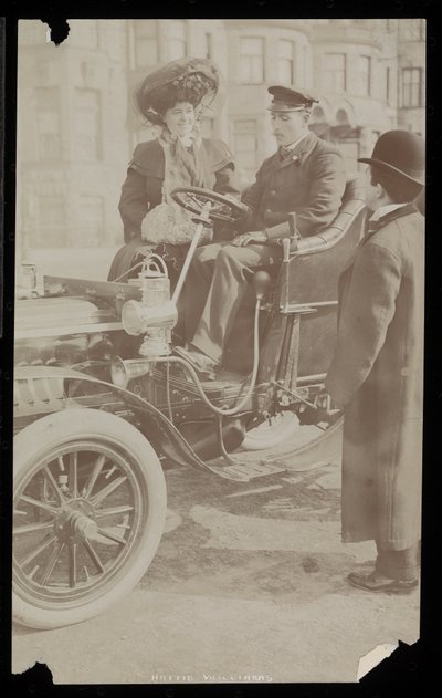 Hattie Williams sentada com o motorista em um dos primeiros automóveis de Nova York, Nova York, 1890-1910 (impressão de gelatina de prata) de Byron Company