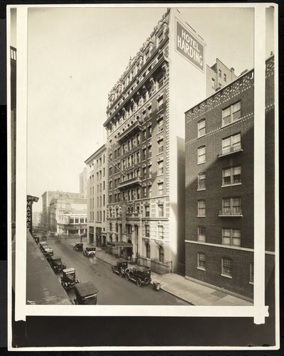 Hotel Harding na 55th Street e Broadway, Nova York, 1921 (impressão em gelatina de prata) de Byron Company