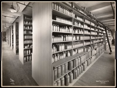 Vista interior, de, um, químico, armazenamento, sala, em, Parke, Davis, und, co, químicos, Hudson, und, Vestry, ruas, nova iorque, 1910, (silver, gelatin, print) de Byron Company
