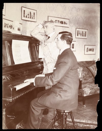 Kyrle Bellew e amigo ao piano em Bellew&39;s Home, 1908 (impressão em gelatina de prata) de Byron Company