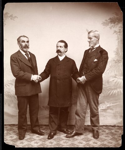 Líderes trabalhistas Samuel Gompers, John Burns e Holmes, 1893-4 (impressão em gelatina de prata) de Byron Company