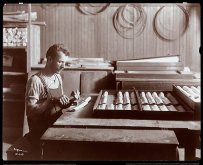 Homem trabalhando na Hardman, Peck und Co. fábrica de piano, Nova York, 1907 (impressão de gelatina de prata) de Byron Company