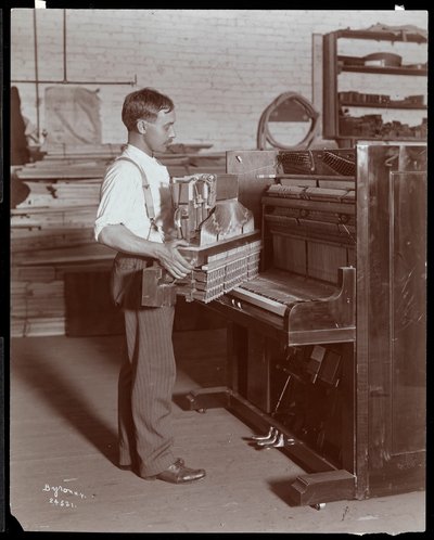 Homem trabalhando na Hardman, Peck und Co. fábrica de piano, Nova York, 1907 (impressão de gelatina de prata) de Byron Company