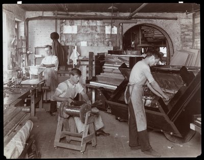 Homens que trabalham na fábrica de pianos Hardman, Peck und Co., Nova York, 1907 (impressão em gelatina de prata) de Byron Company