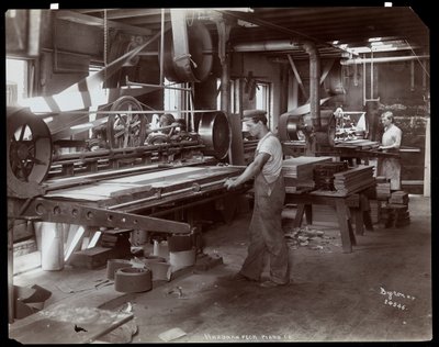 Homens que trabalham na fábrica de pianos Hardman, Peck und Co., Nova York, 1907 (impressão em gelatina de prata) de Byron Company