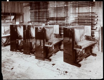 Pianos em construção na fábrica Hardman, Peck und Co., Nova York, 1907 (impressão em gelatina de prata) de Byron Company