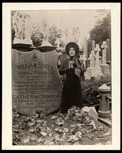 Retrato de Eva Booth no túmulo de seu pai, General William Booth, c.1915 (impressão de gelatina de prata) de Byron Company