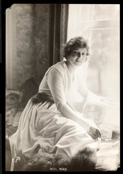 Retrato de Amanhecer. c.1915 (impressão de gelatina de prata) de Byron Company
